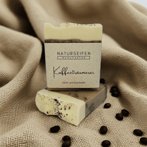 Seifenstück mit Kaffeepulver und einer hellen Oberseite auf einem neutralen Hintergrund.